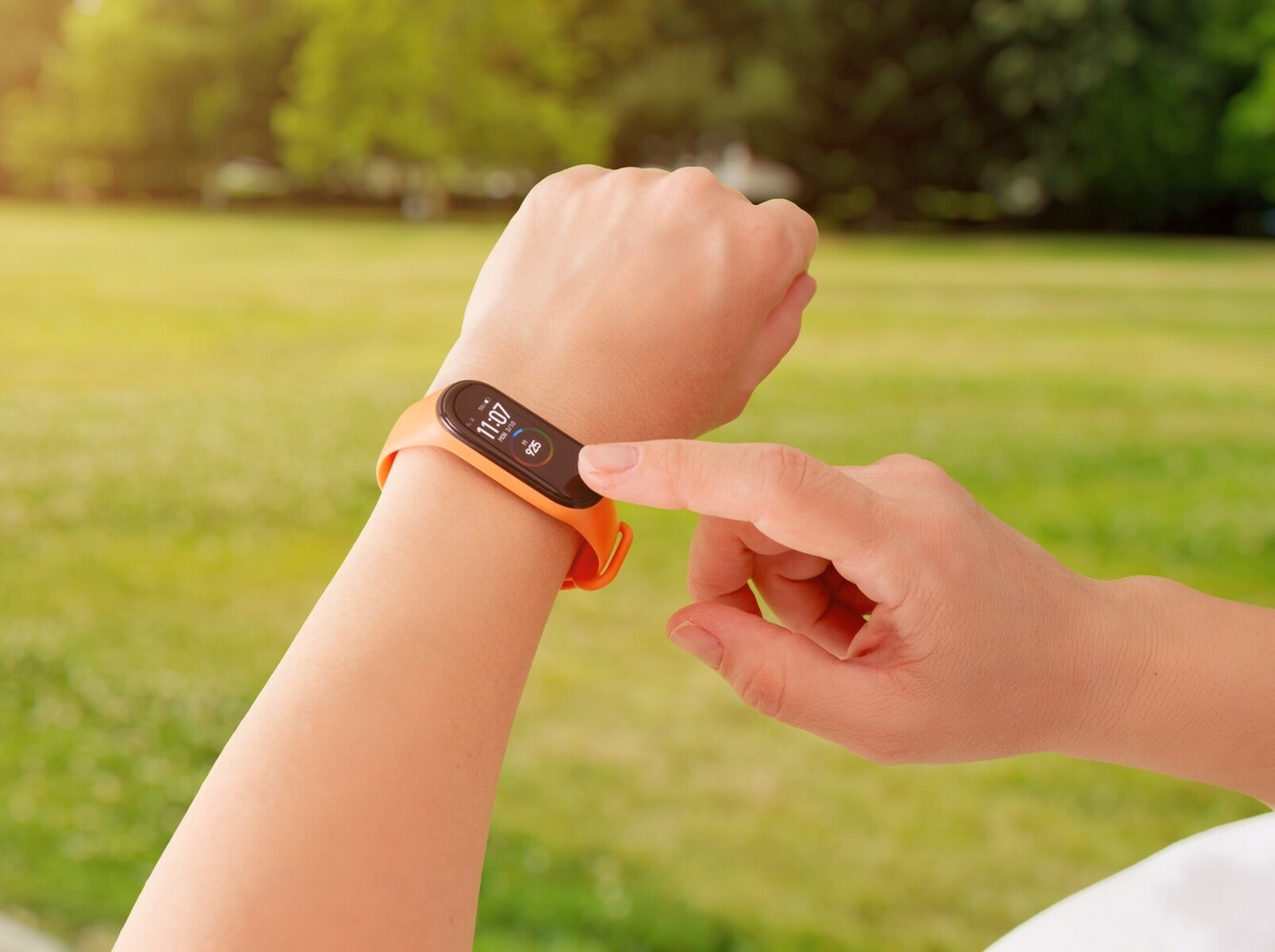 man wearing a smart watch outside and using it to set his goal for how much to walk per day to lose weight