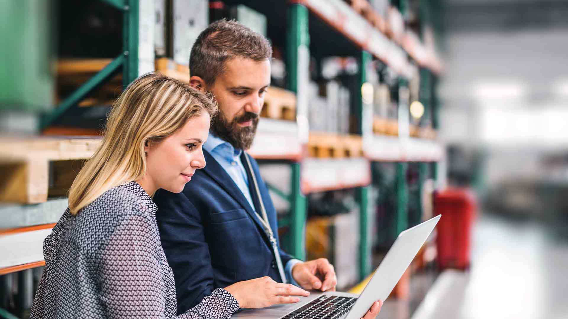 Аналітики логістичної компанії перевіряють дані поставок на ноутбуку у складі