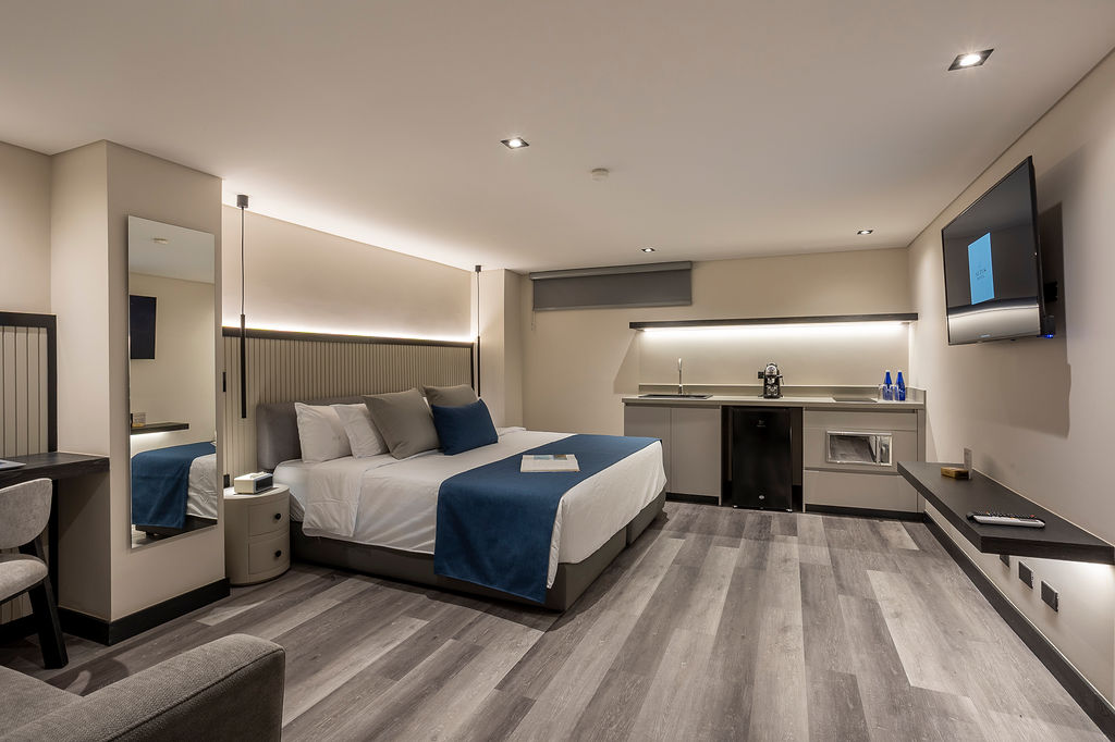 Alojamiento elegante para ejecutivos en Medellín, suite Altus Loft ideal para estadías largas con cocina dotada y espacio de trabajo insonorizado.
