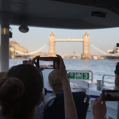 Uber Boat by Thames Clippers e il Tower Bridge