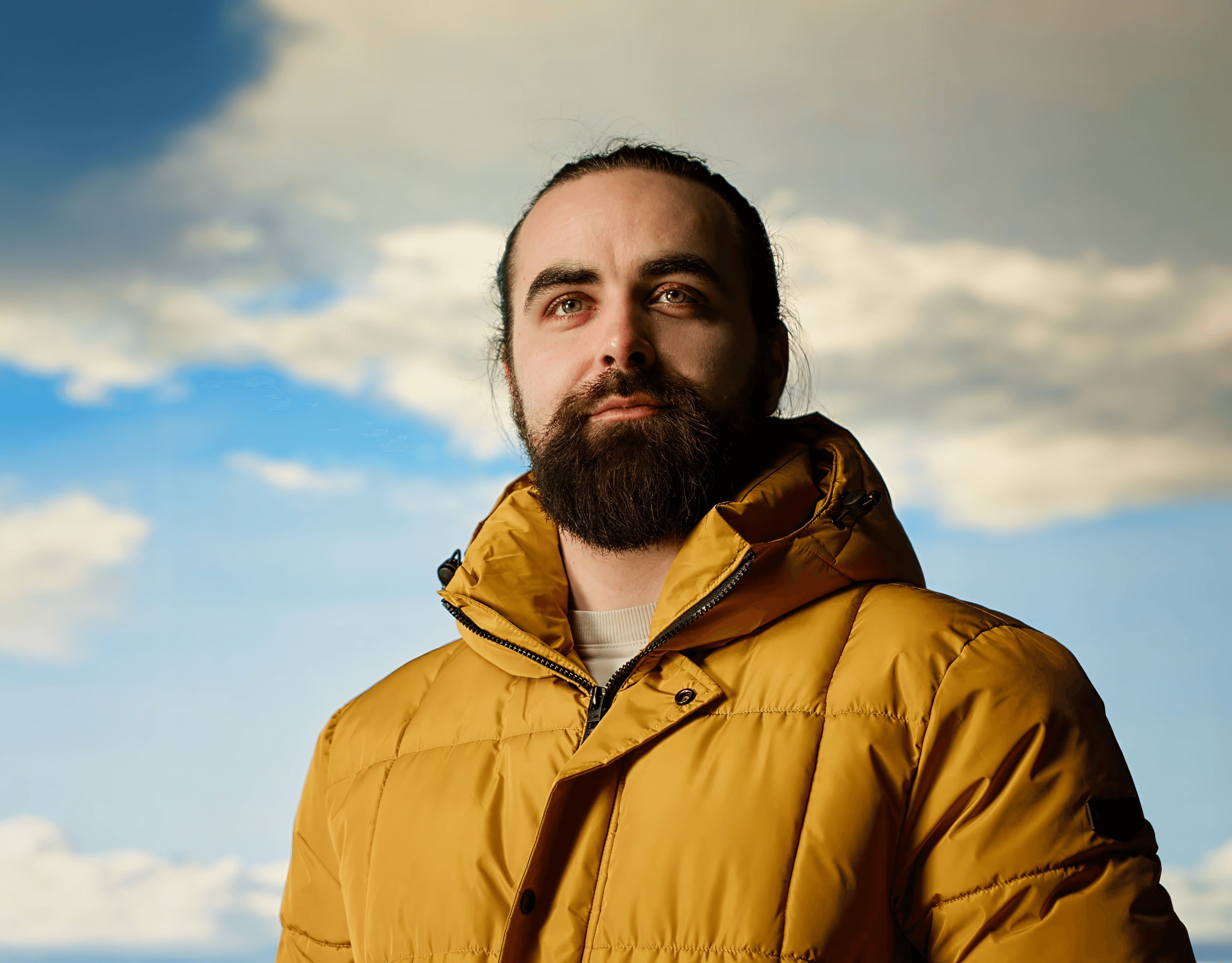 Il cercatore di avventure in abiti caldi gode della serenità del deserto