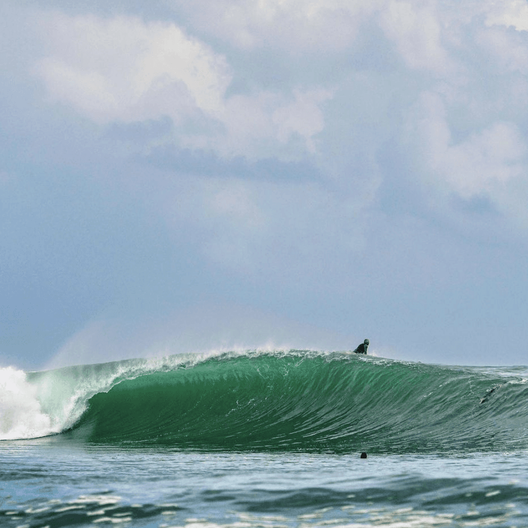 Surfer on large green wave – surfboard rental in riviera-pacifica