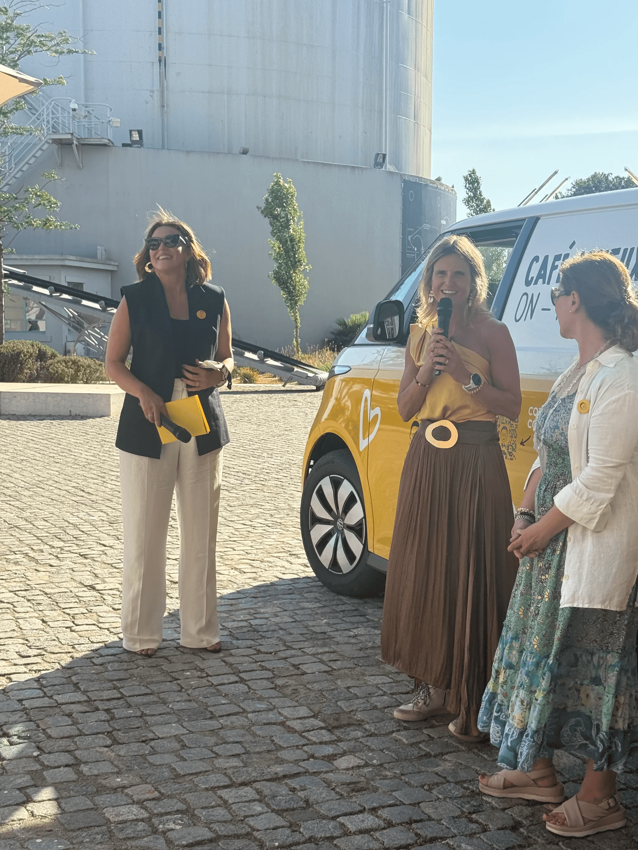 Sofia Cerveiro e Filipa Pinto Coelho, a falar na inauguração do Café Joyeux On-The-Go, 2025.