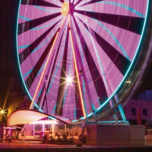 Di malam hari dengan pencahayaan