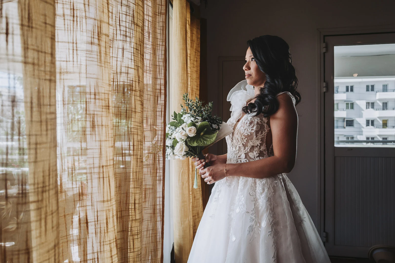 Portrait de profil de la mariée, focus coiffure — Photographe Réunion 974
