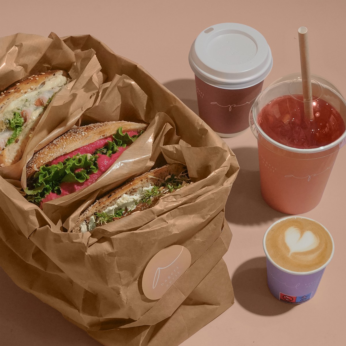 Nybakat surdegsbröd med ost! Frukost/fika från bageri Västerås.