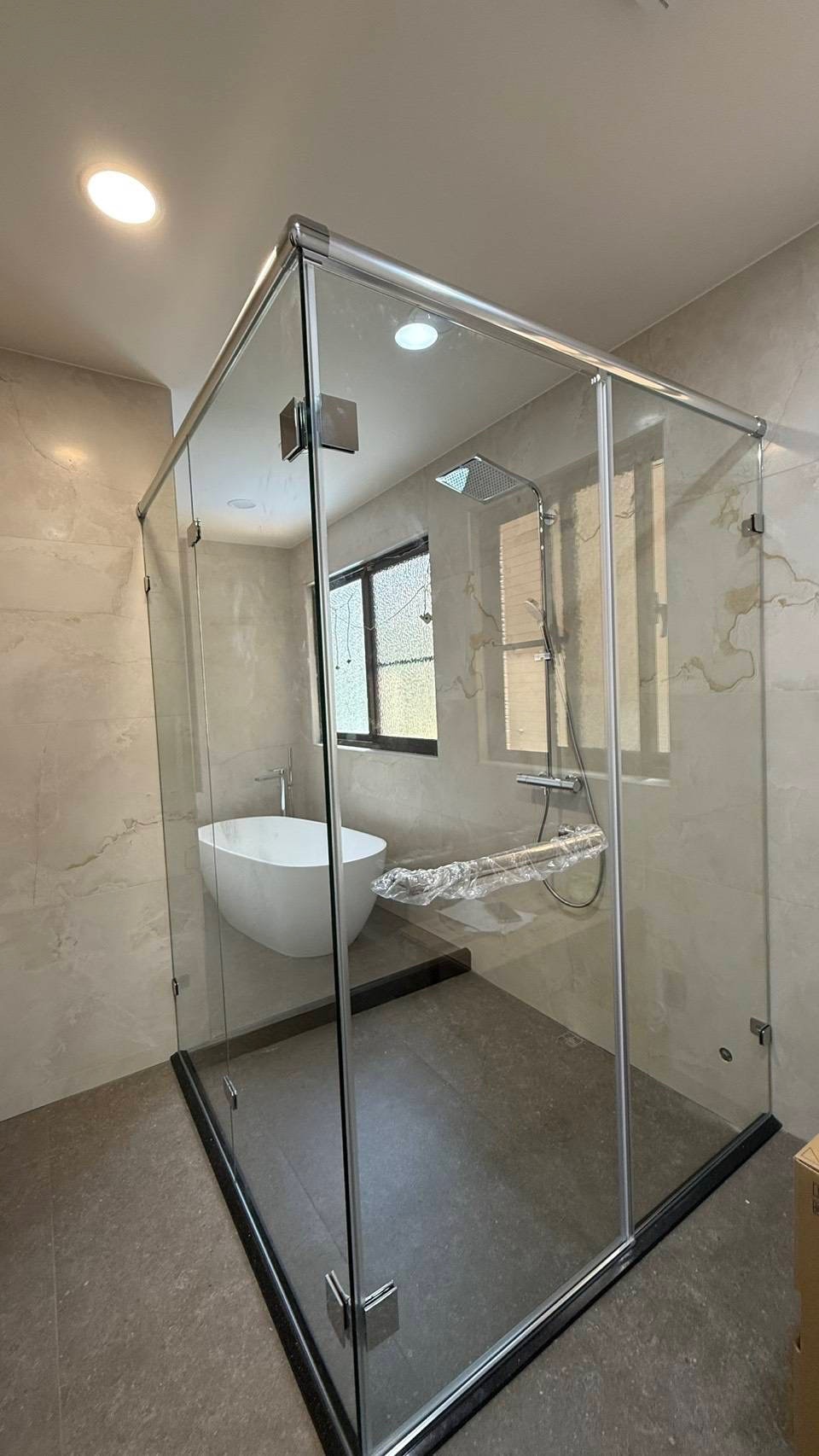 L型內開式內貼防爆膜無框淋浴門