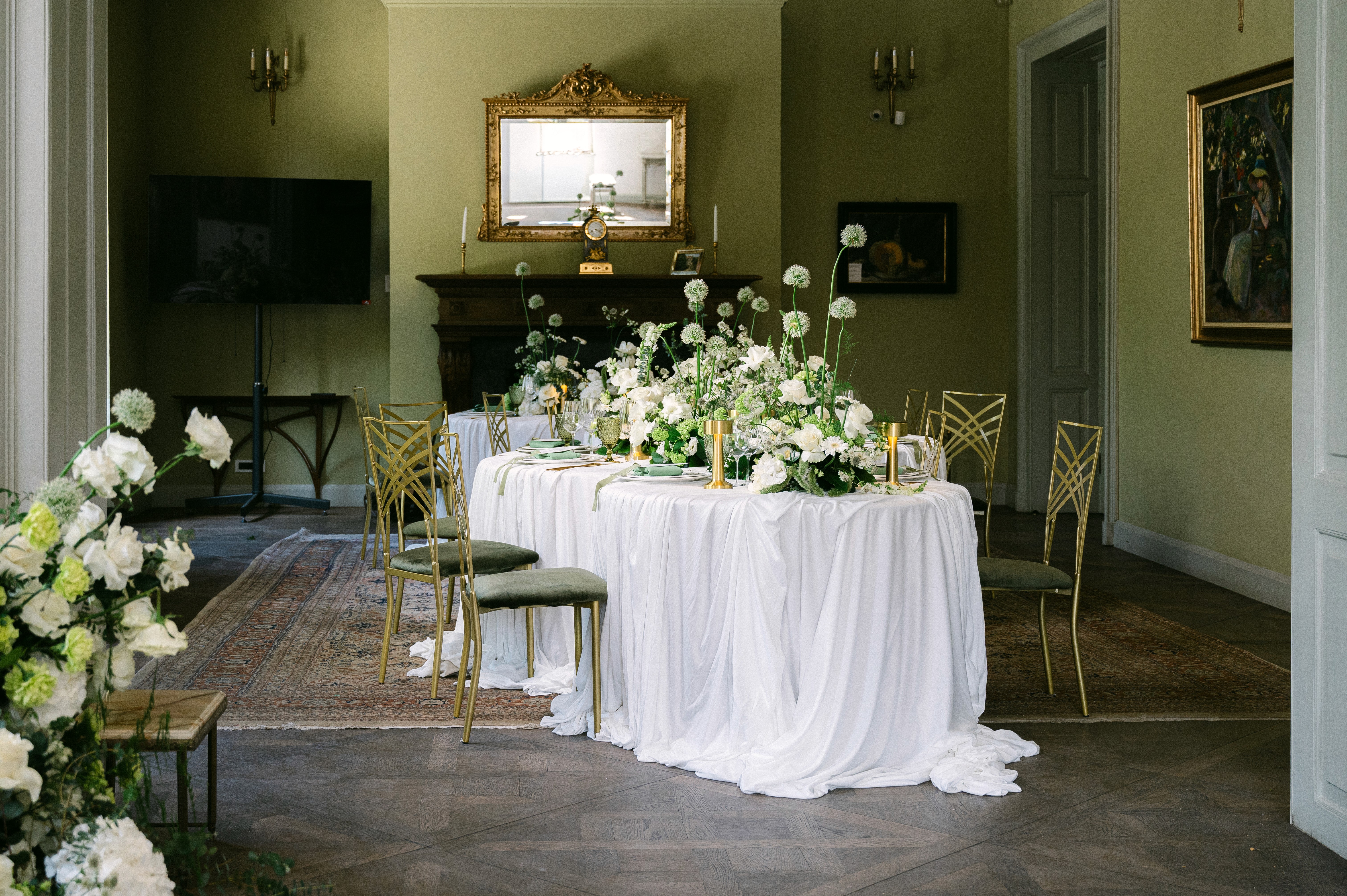 decor de nuntă elegant în sală, mese aranjate cu flori, Domeniul Manasia