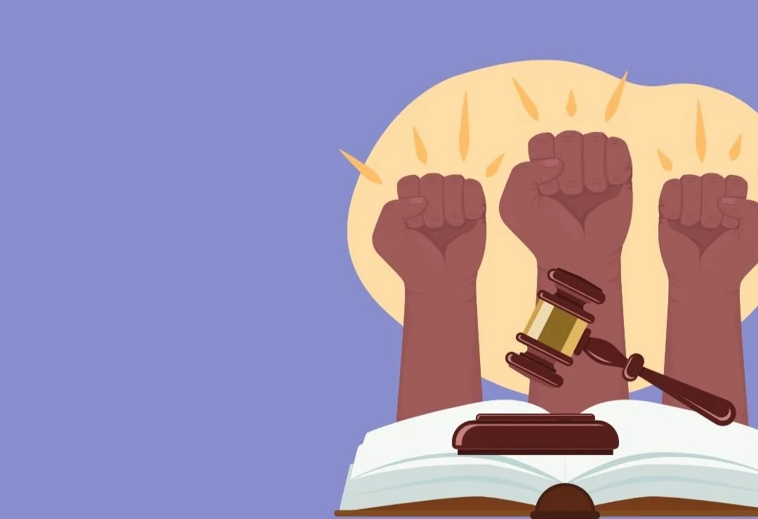 Três punhos erguidos emergem de um livro aberto com um martelo de juiz repousando sobre suas páginas, sobre um fundo roxo, simbolizando justiça e empoderamento.