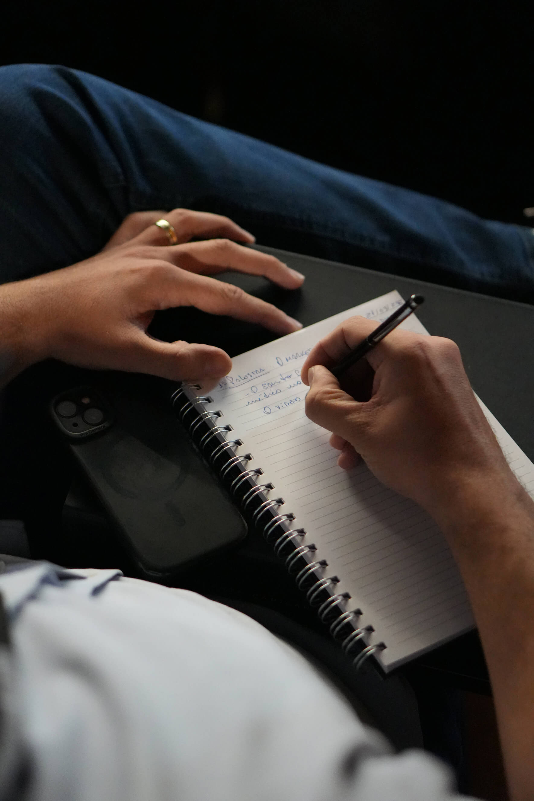 Homem anotando em um caderno no Fuex. 