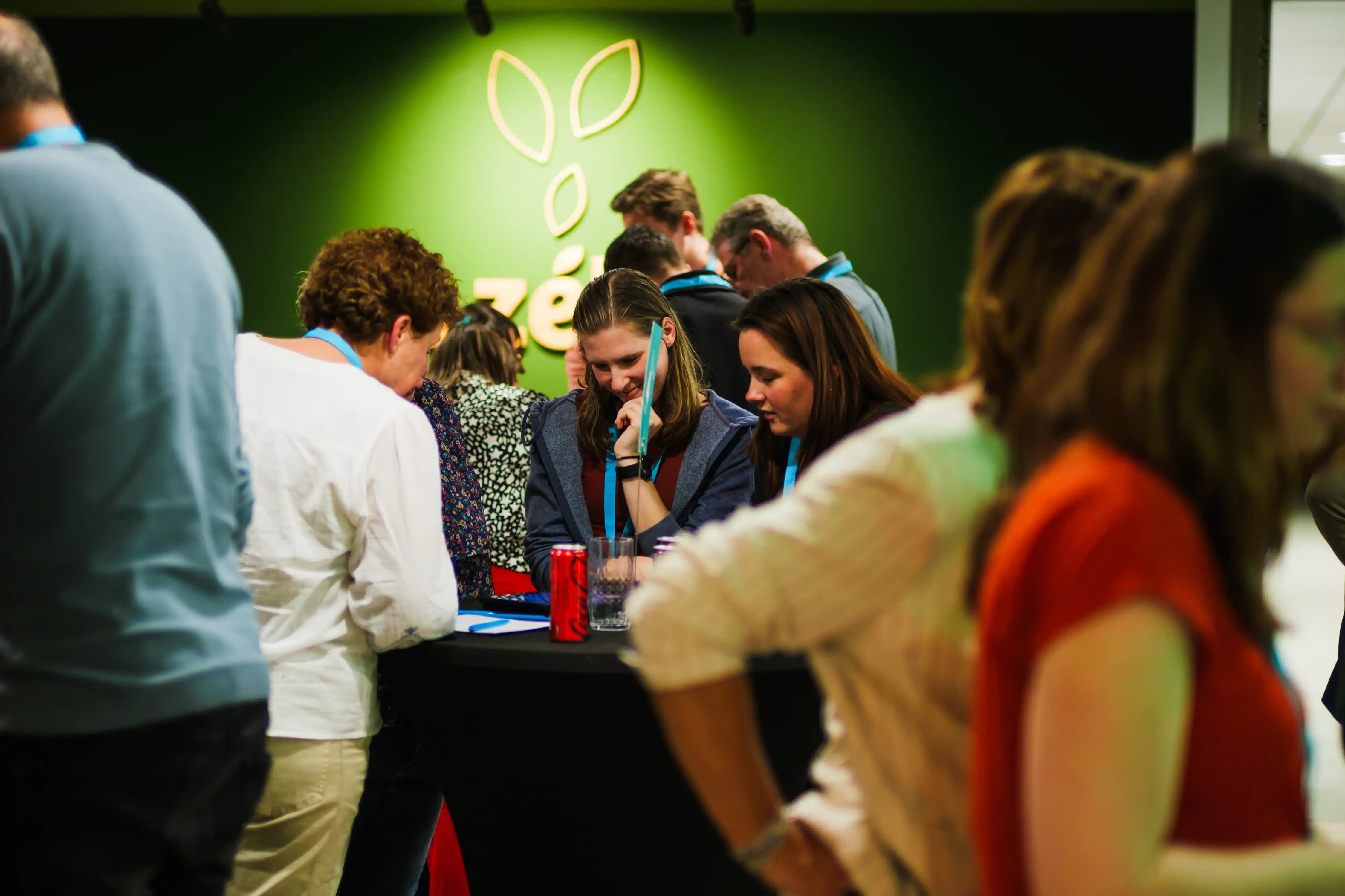 Meerdere teams in zicht die aan het spelen zijn tijdens een activiteit van The Box Company