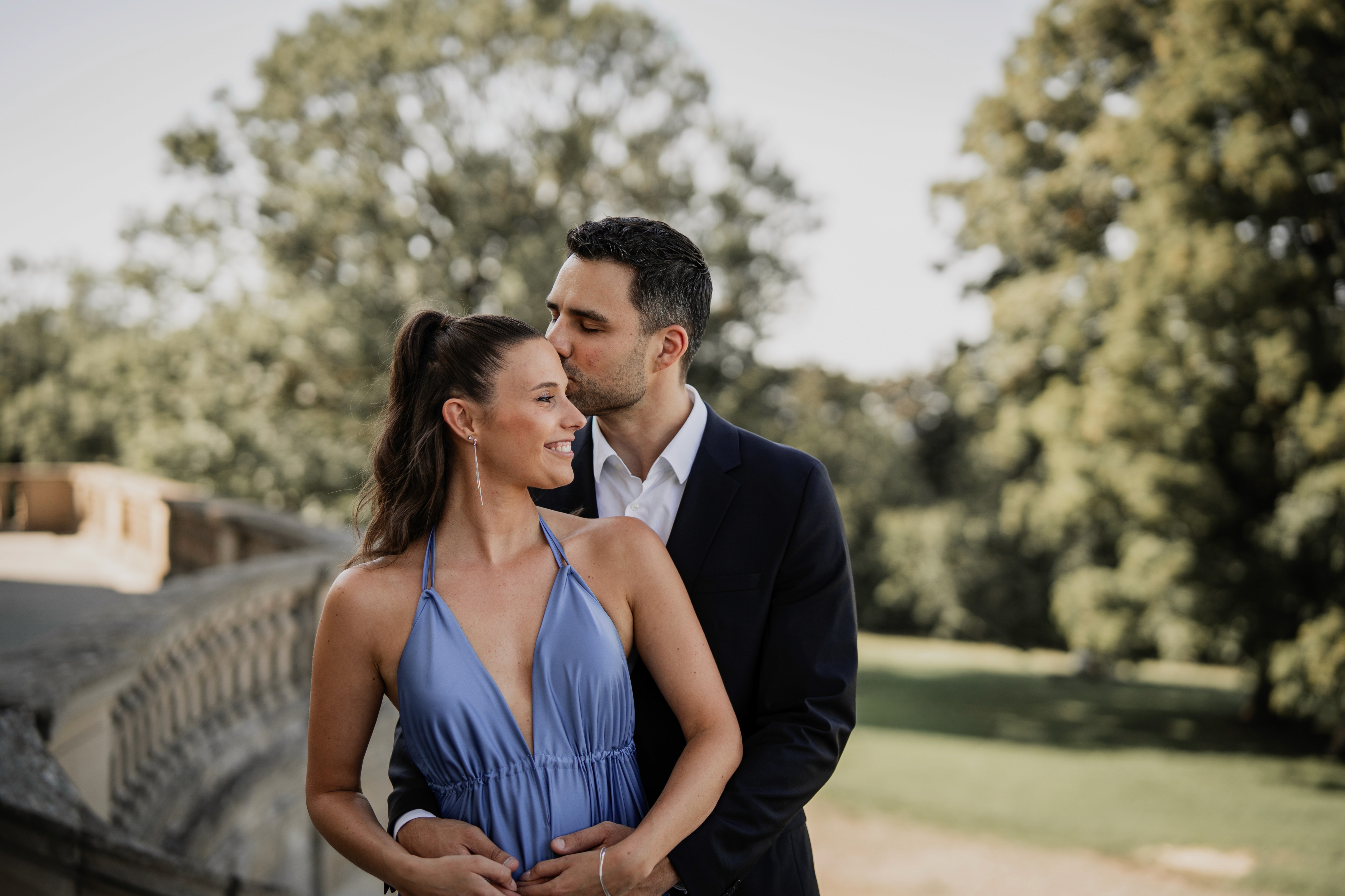 Verlobtes Paar beim Fotoshooting in Stuttgart