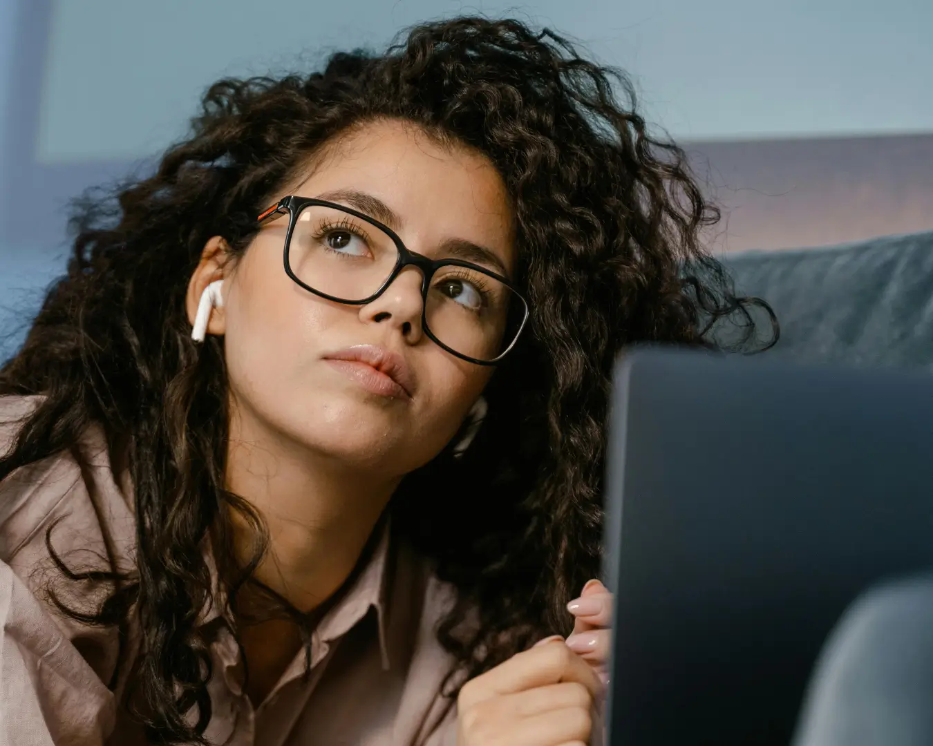 Mujer con su laptop pensando cuánto invertir en Facebook Ads para su negocio