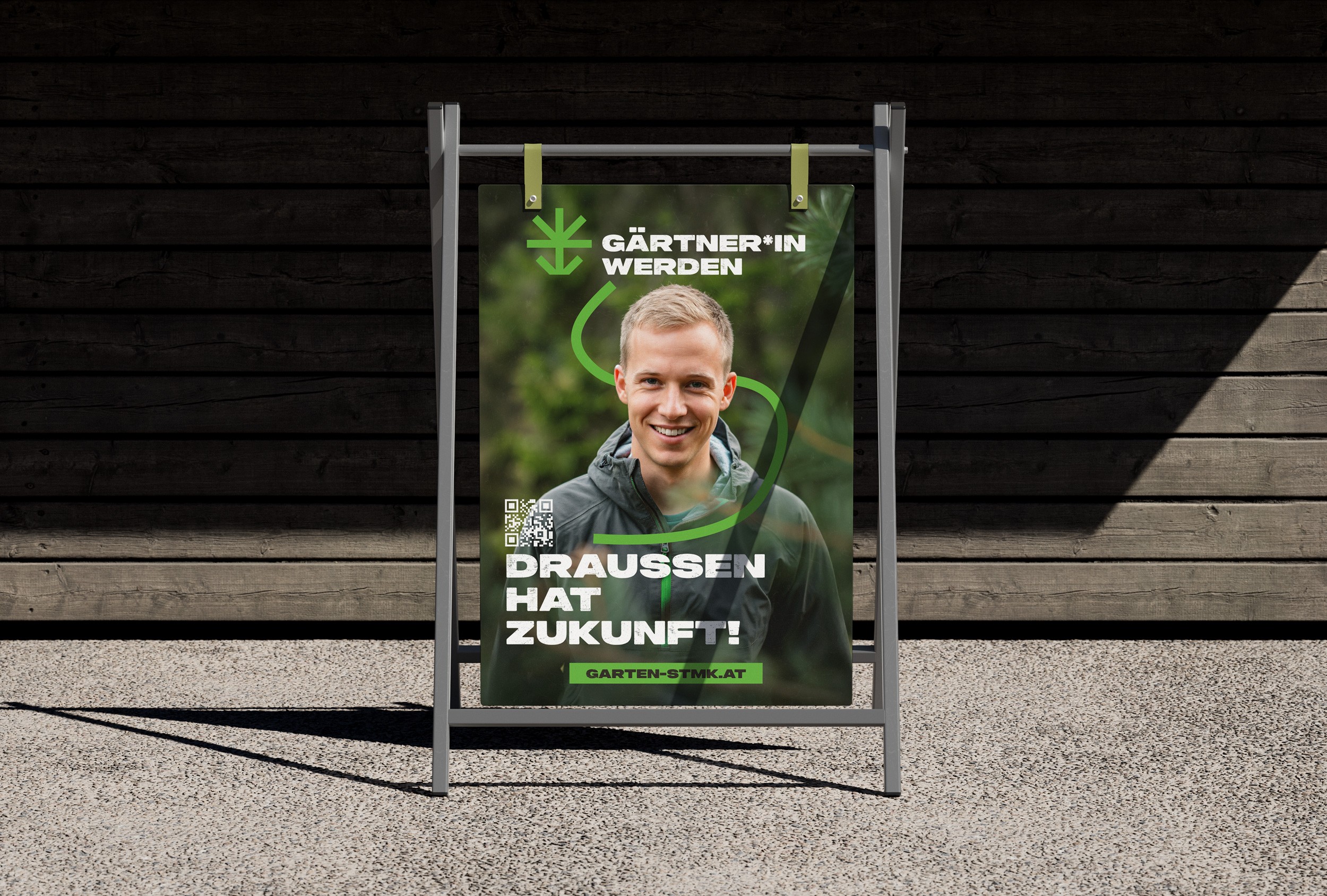 Modern gestaltetes Plakat der Kampagne ‚Draußen hat Zukunft!‘ mit einem jungen Gärtner, das die Vielfalt und Sinnhaftigkeit des Berufs betont.