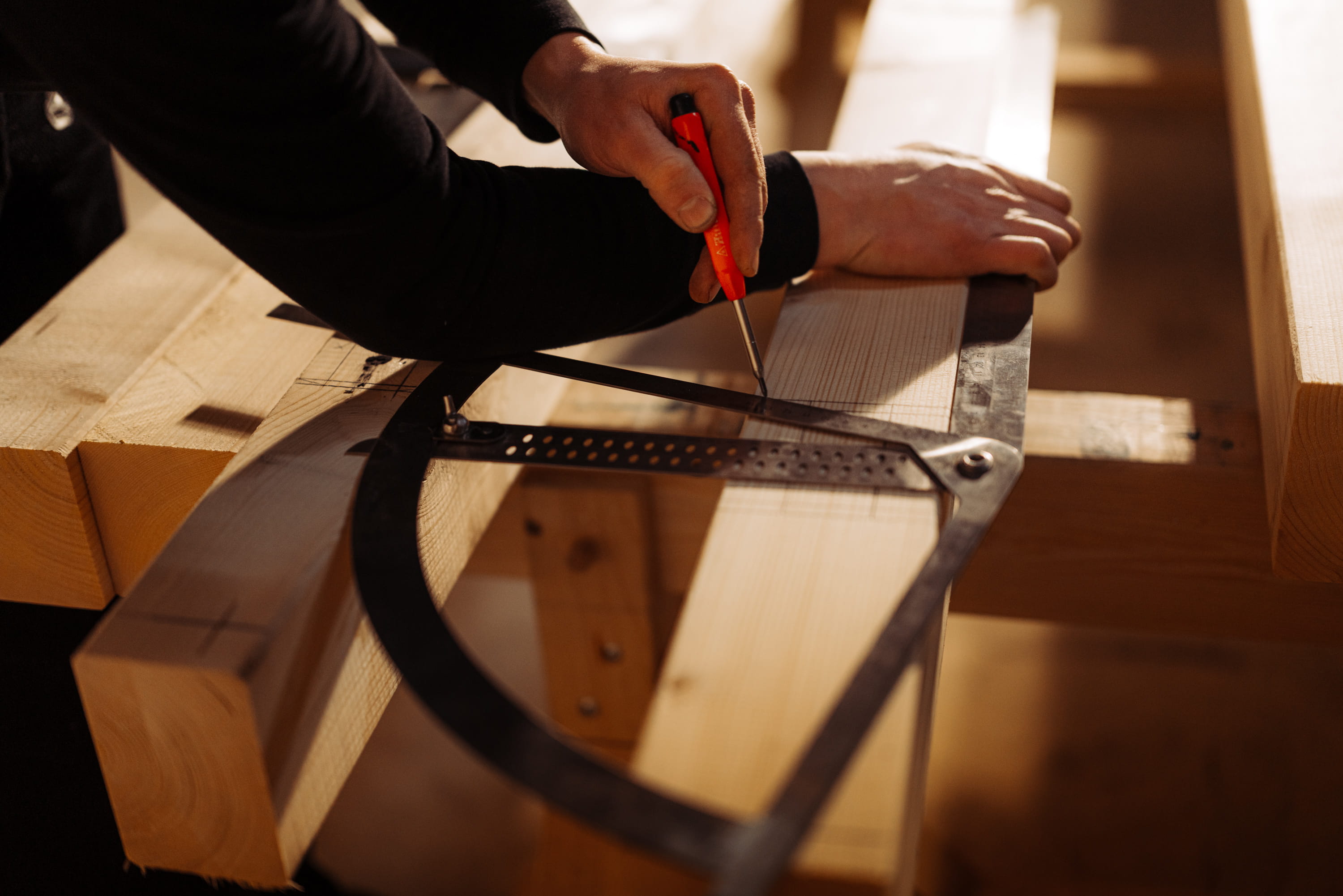 Holzarbeiten in der Zimmerei