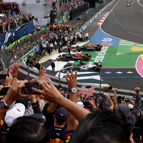 一幅來自粉絲慶祝墨西哥大獎賽第一、第二和第三名得主的畫面