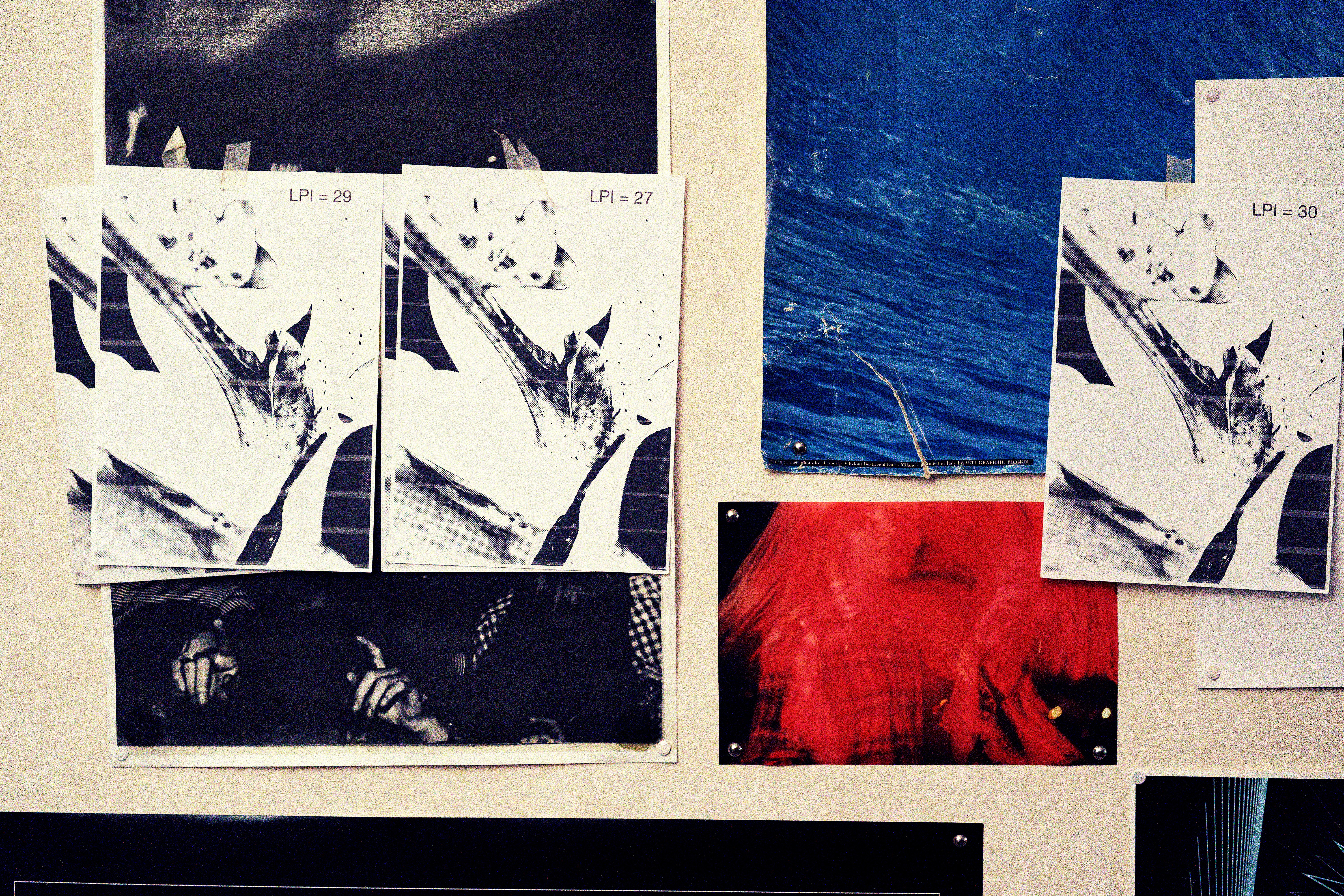 Comparaison de linéatures de trames imprimées et affichées sur un mur pour test en conditions réelles