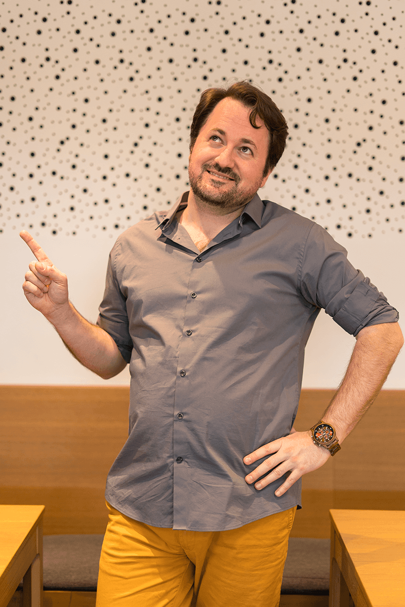 Portrait  professionnel homme graphiste debout ayant une idée