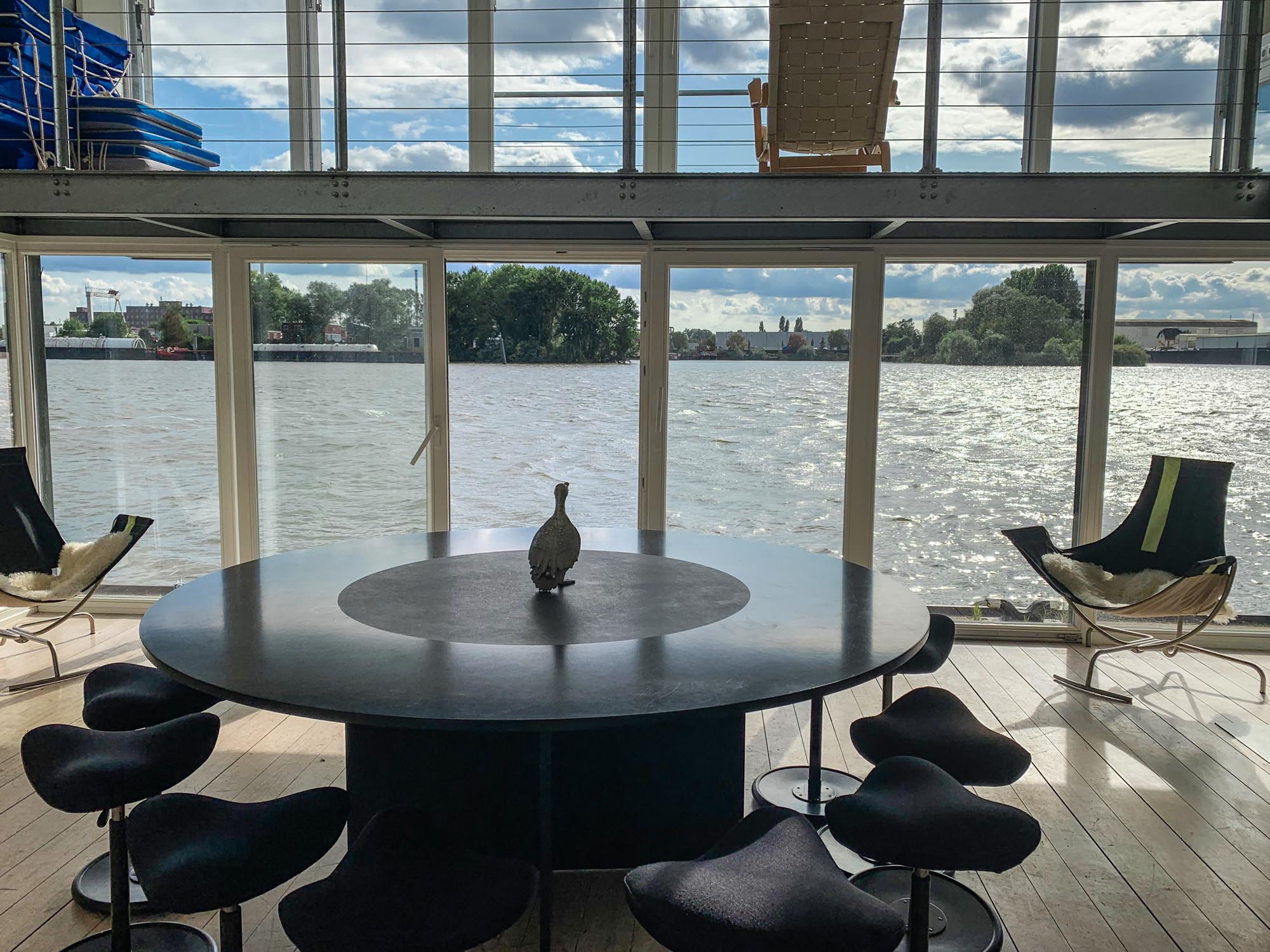 Workshop-Tisch auf dem Ponton von Design for Human Nature.