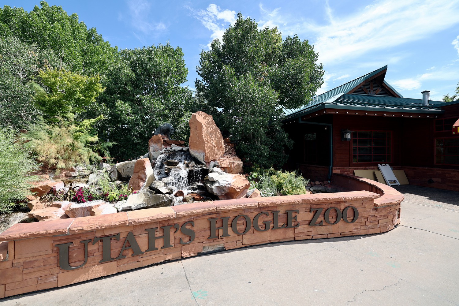 EV Chargers for Attractions: How Utah’s Hogle Zoo Attracts Visitors with Smart Charging