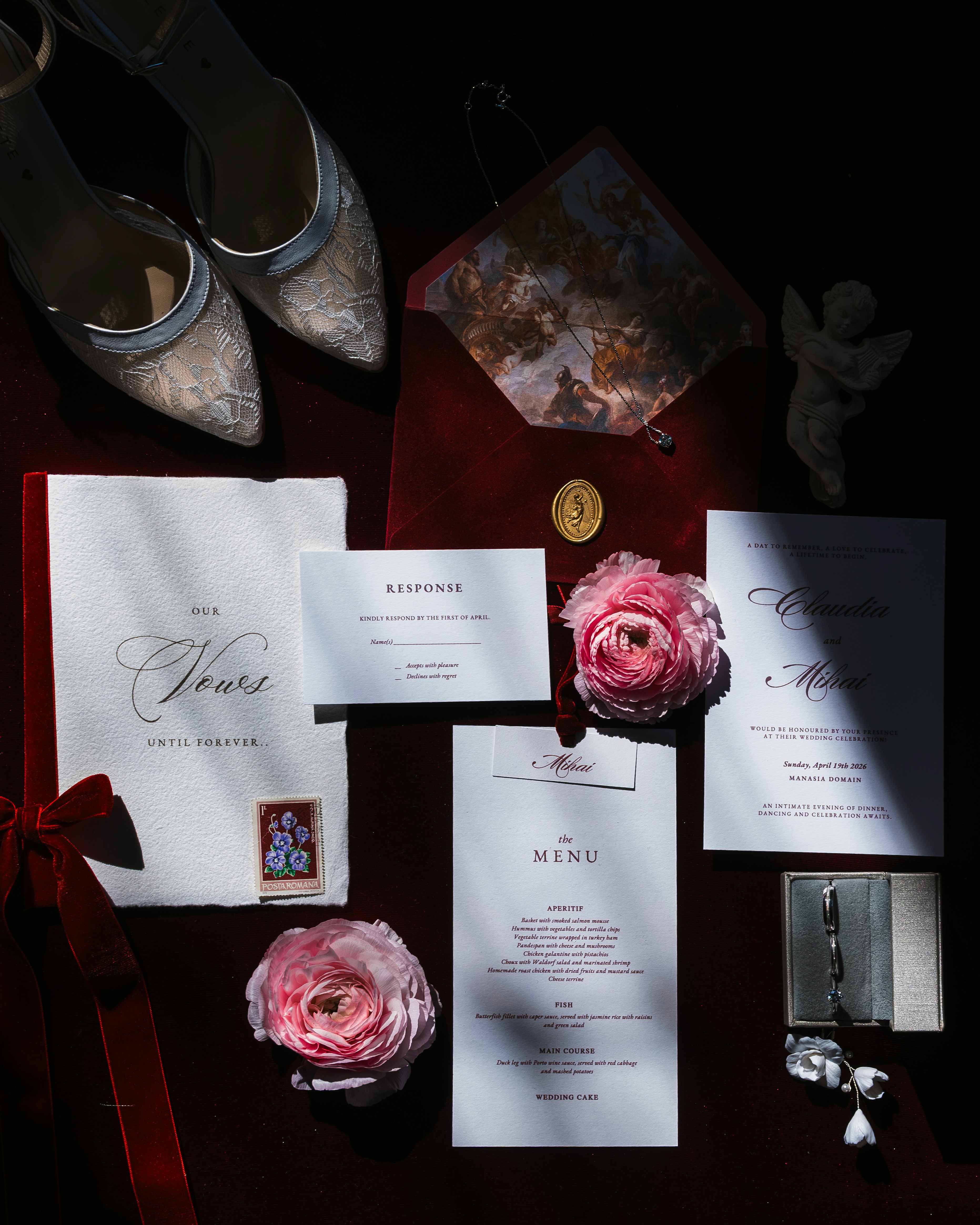Flatlay rosu burgundy invitații de nuntă și accesorii elegante pe fundal roșu, stil editorial