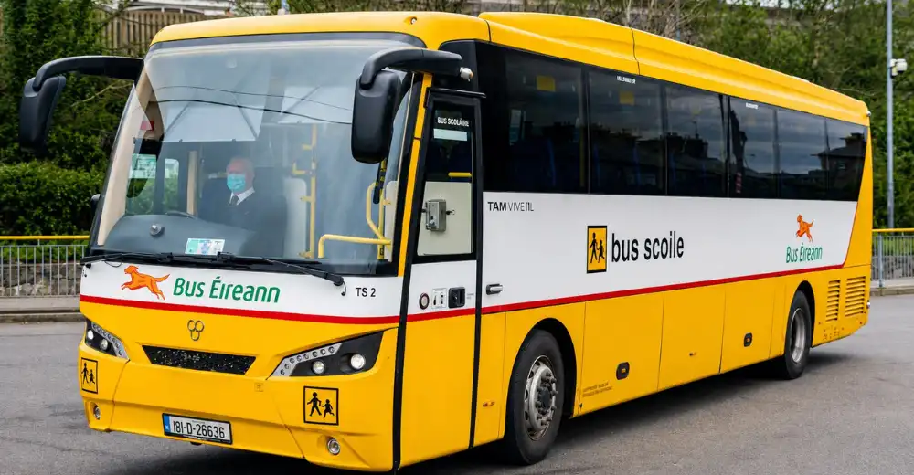 Bus scolaire en Irlande transportant des élèves vers leur High School avec STUDWAY.