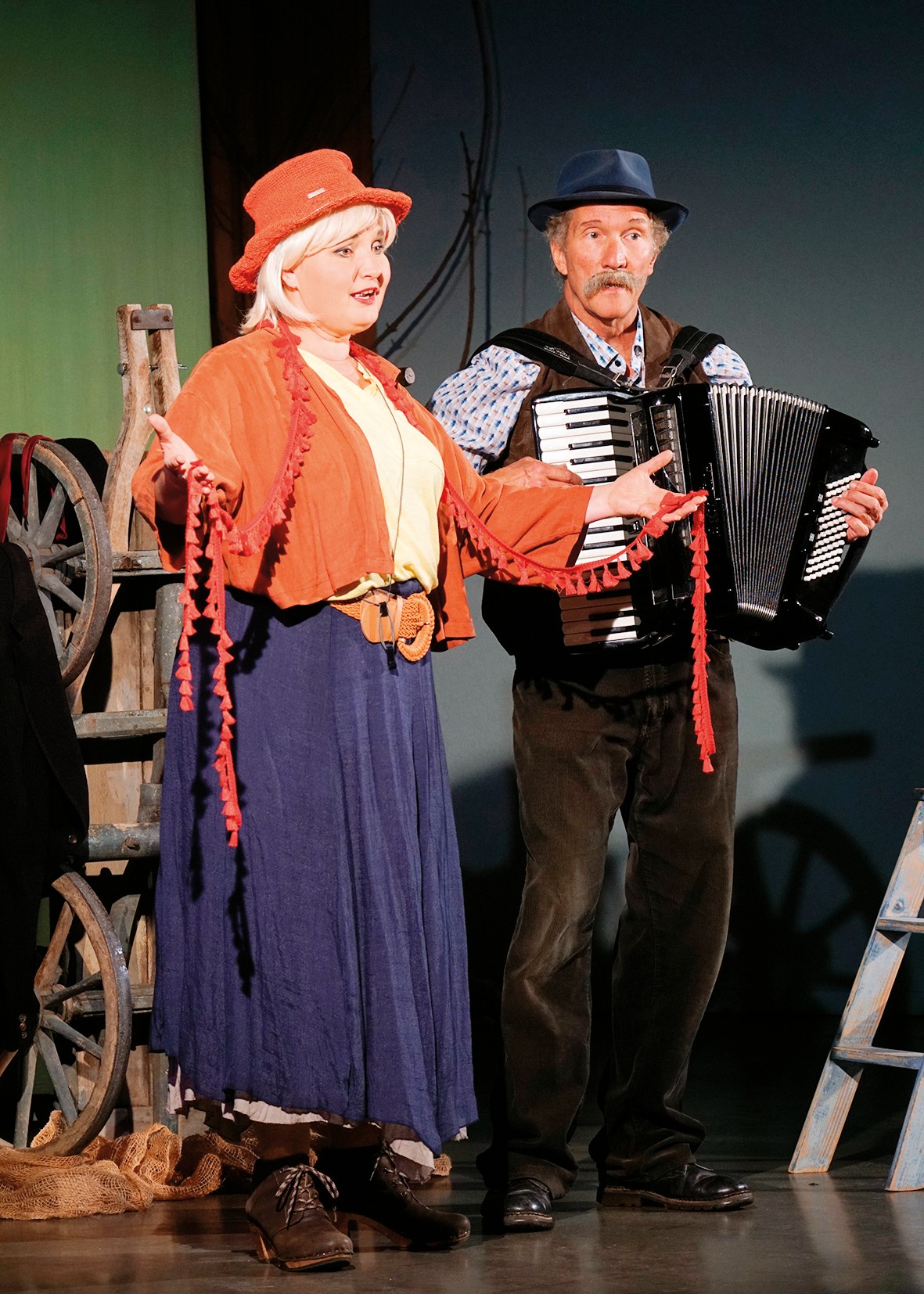 Musikalische Szene aus dem Theaterstück „Wieder auf Achse“