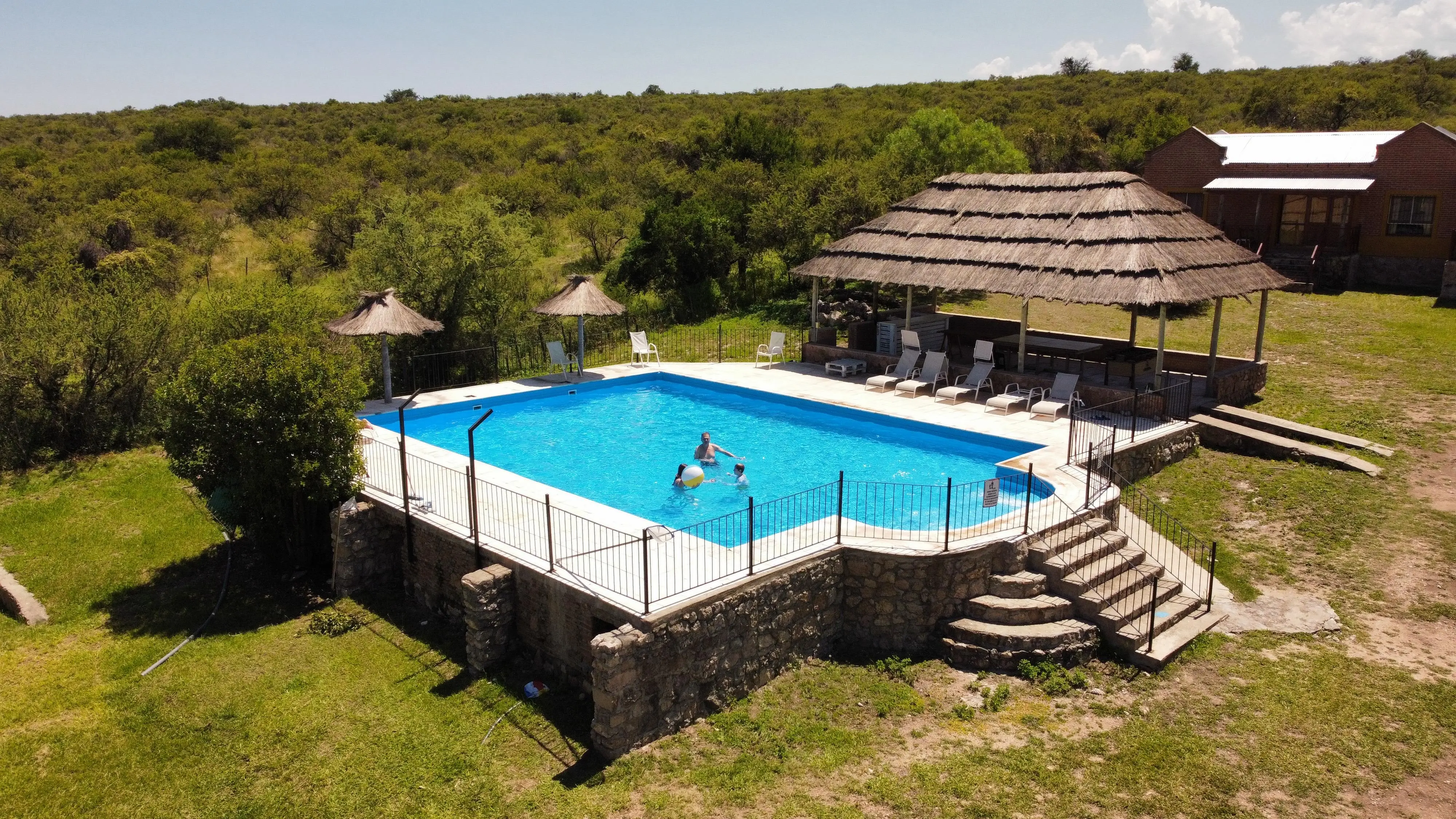 Pileta cabañas La Noria: Foto desde un Dron