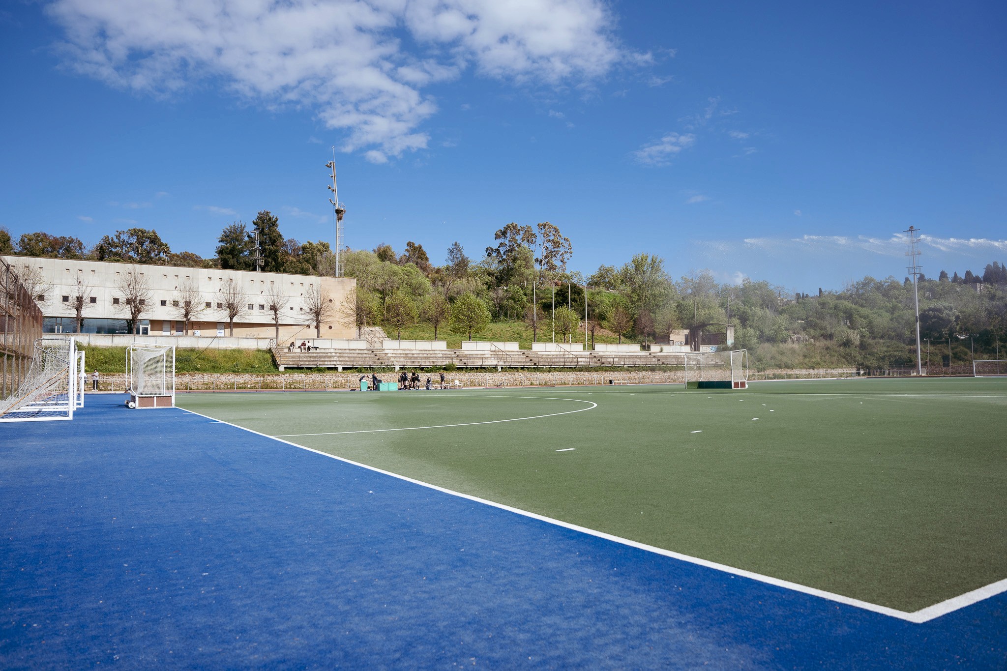 Een hockeygroep op hun trainingskamp in Barcelona, hard aan het werk om hun vaardigheden te verbeteren.
