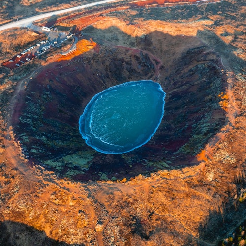 冬のオレンジ色の太陽に映えるケリズ・クレーターの上空写真