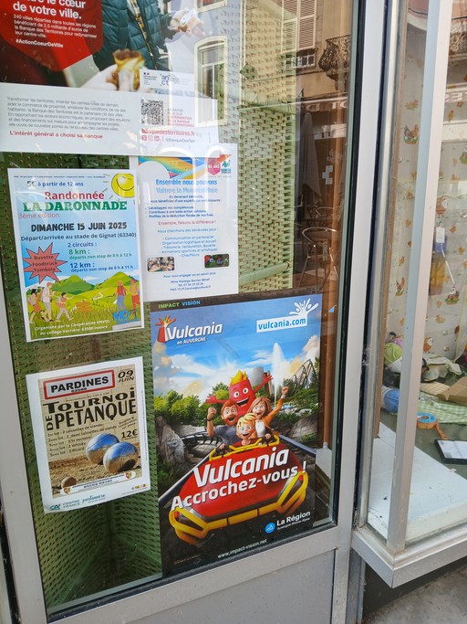 Affiche promotionnelle Impact vision devant une vitrine de magasin