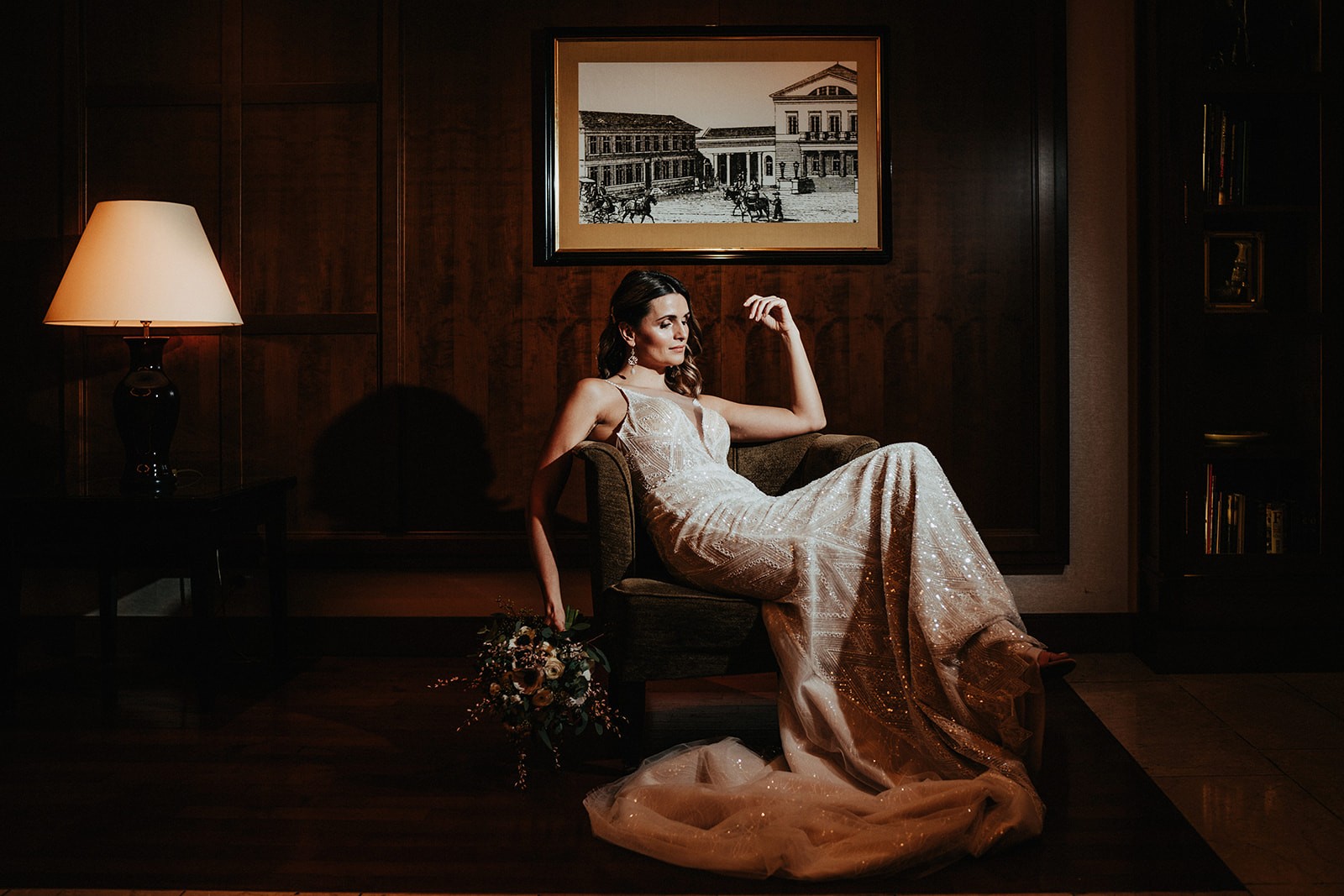Elegantes Empire-Brautkleid mit hoher Taille, fotografiert vor den majestätischen Fensterbögen des Hotel Nassauer Hofs.