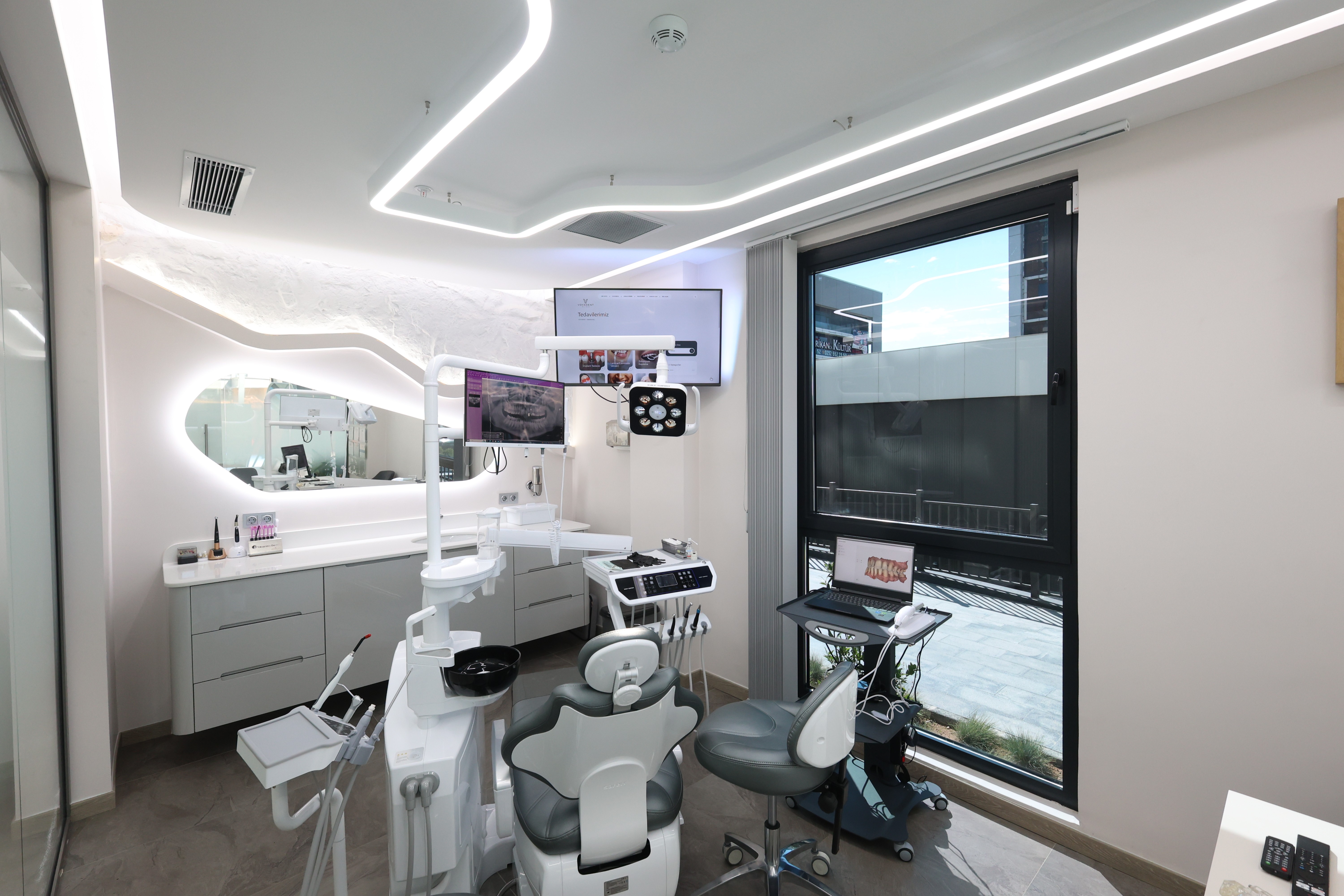 Detailaufnahme einer professionellen Zahnbehandlung bei Voyadent