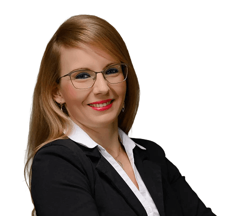 Nő portréja szemüvegben, hosszú szőke hajjal, keresztbe tett karral.