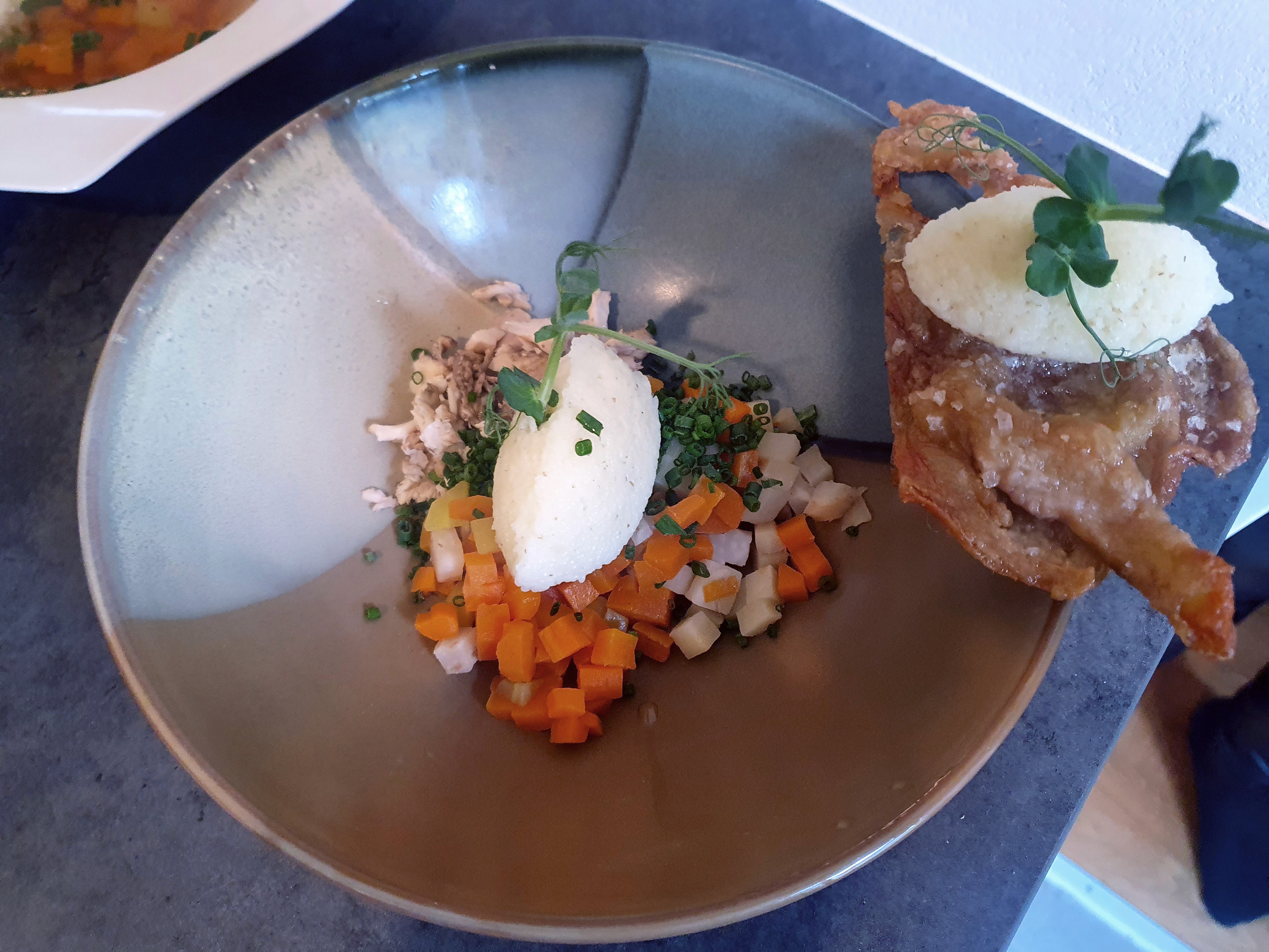 Ein Teller mit Einlage für Hühnersuppe