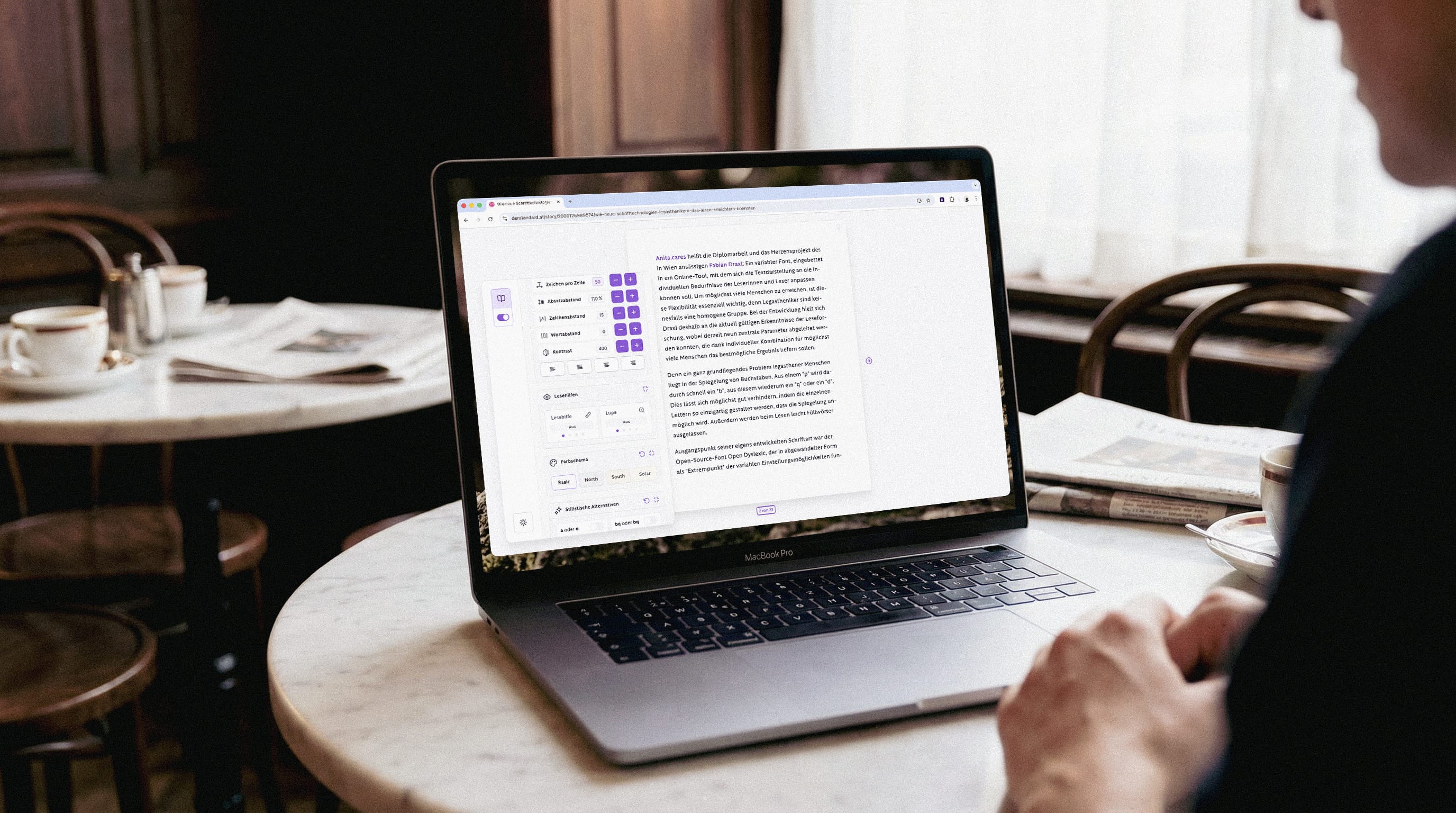 Mädchen ließt auf einem iPad (Tablet). Foto von Nguyen Thu Hoai