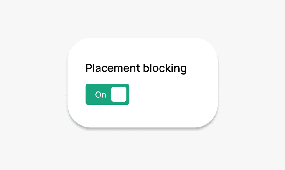 Ein UI-Kippschalter in der "Ein"-Position, beschriftet mit "Platzierungssperre", zeigt an, dass Anzeigen aktiv von minderwertigen oder betrügerischen Websites ausgeschlossen werden.