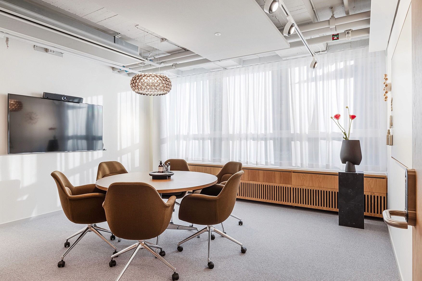 Skärm och videokonferenskamera i mötesrum