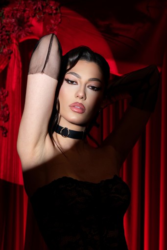 Ședință foto portret feminin dramatic realizată în studio foto București