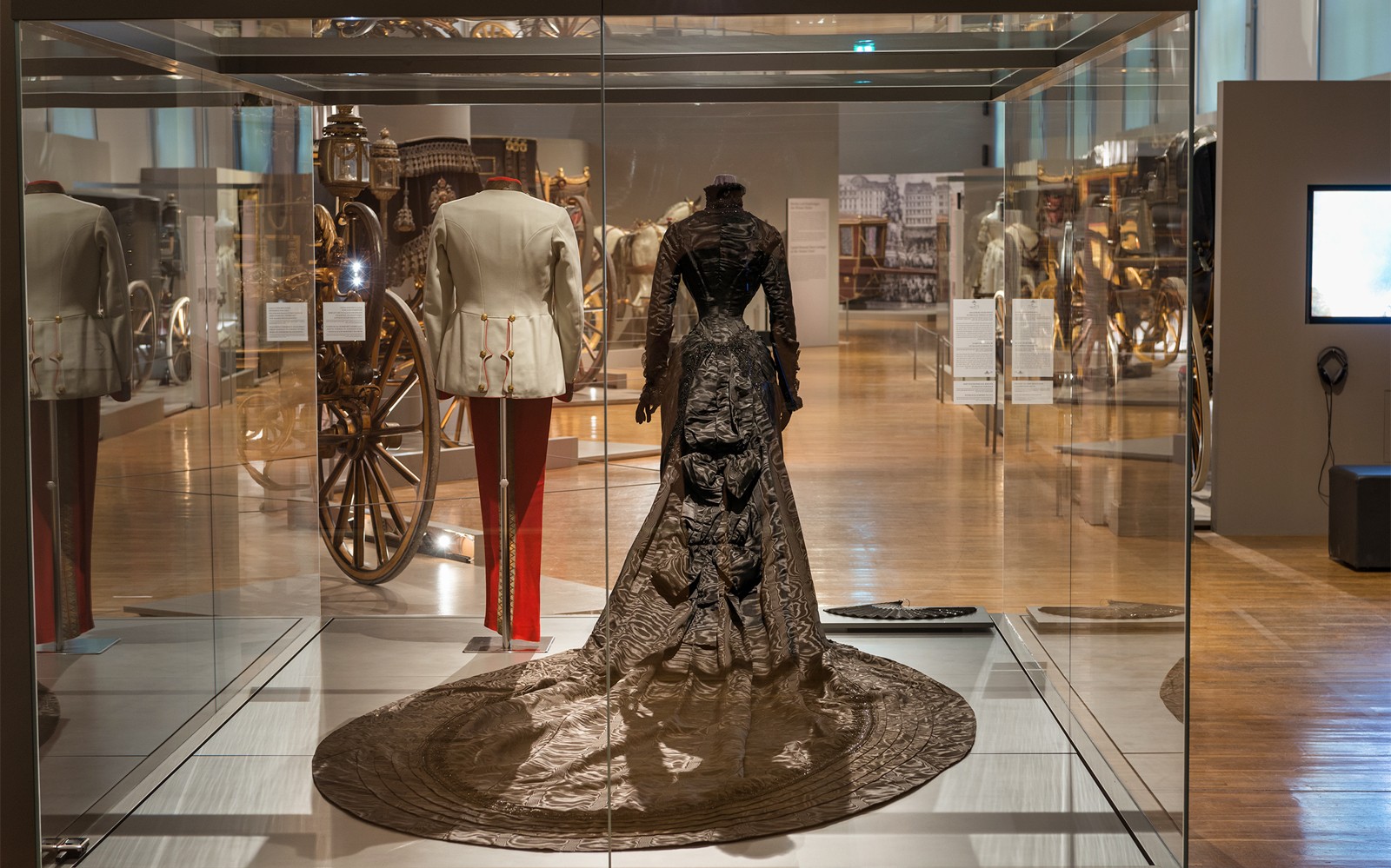 Tampok sa Imperial Carriage Museum ang historikal na kasuotan at karwahe sa Schönbrunn Palace.