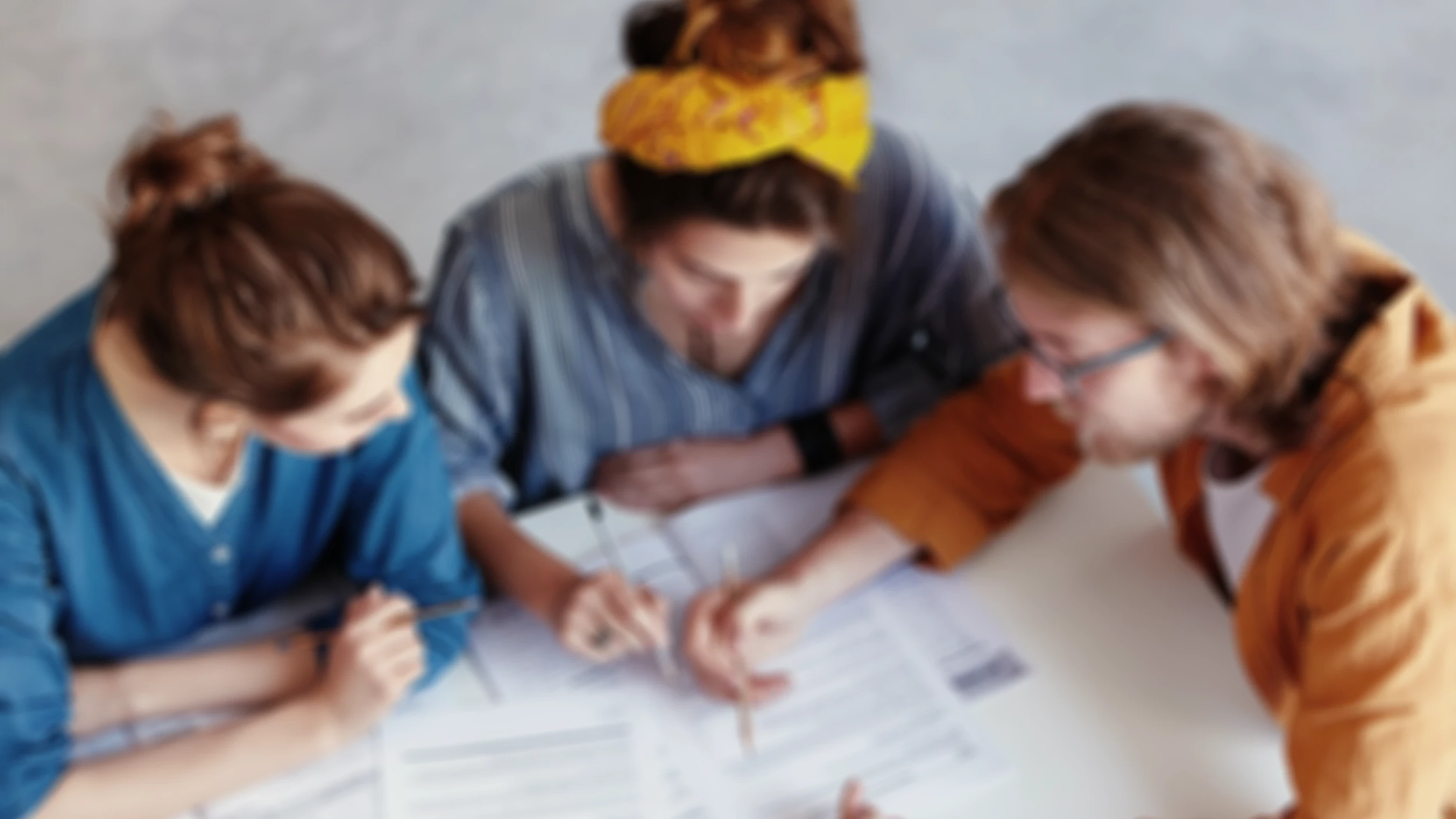 Tým nadace při společné diskusi v kanceláři, připravující se na práci v terénu a hledání řešení na míru.