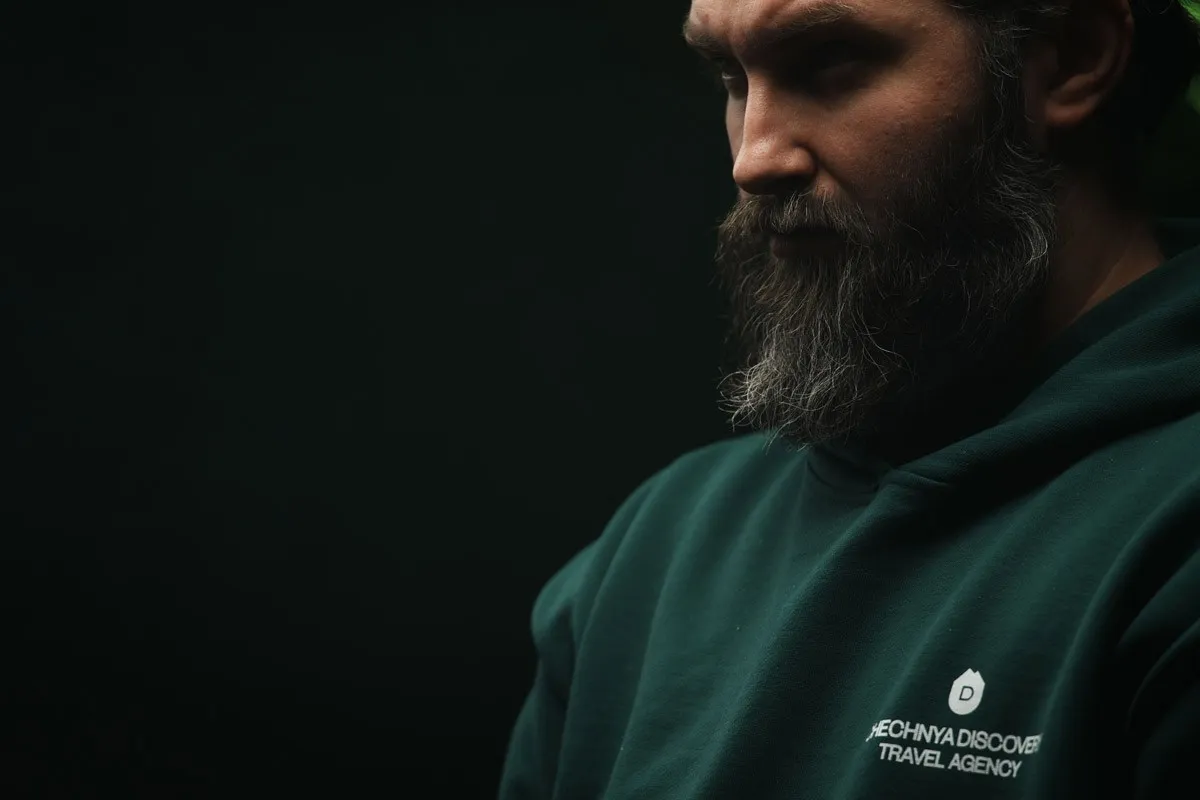 Colaboradores usando moletom personalizado com logo da empresa