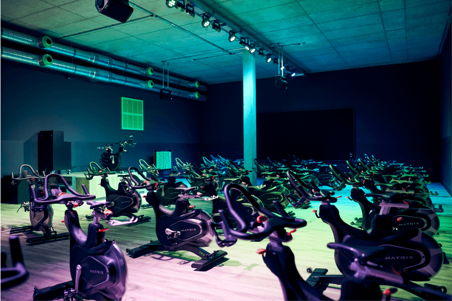 Tauche ein in die futuristische Welt des Indoor-Cycling: Unser XTRAFIT Studios in Deutschland bietet eine Flotte von modernen Matrix Spinning-Bikes, ideal für dein nächstes Cardio- Workout.