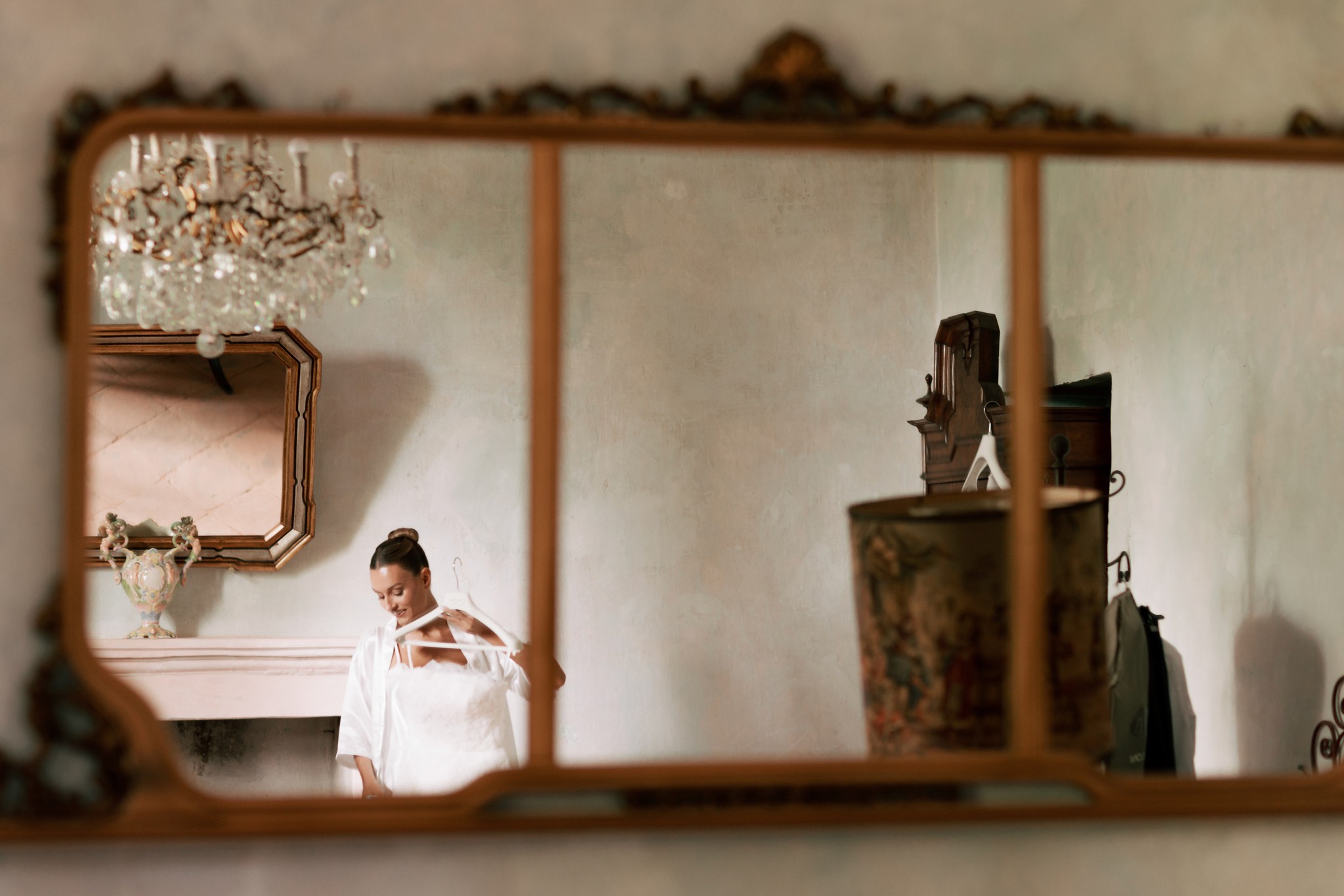 Riflessi degli sposi nei specchi di Villa Ferrari durante i preparativi matrimoniali, atmosfera elegante e narrativa