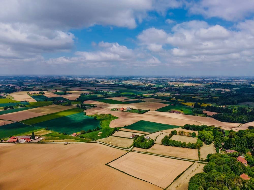 Vue aérienne d'un paysage agricole dans les Hauts-de-France capturée par drone professionnel.