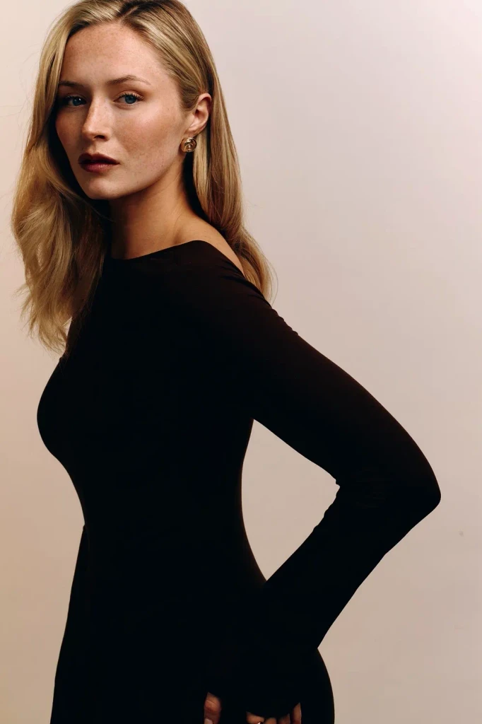 a bunch of tables and chairs that are set up