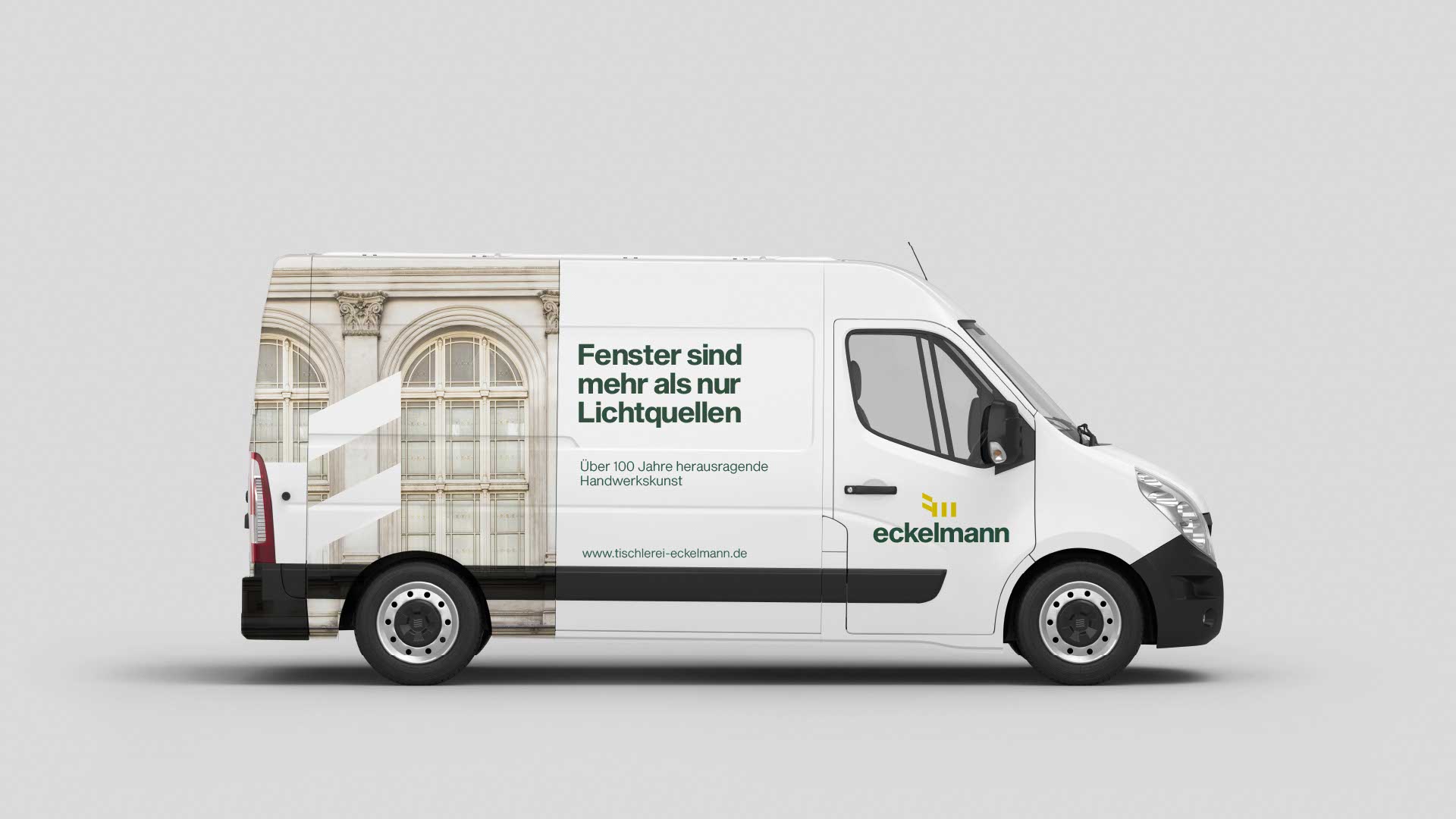 Beschriftetes Firmenfahrzeug der Tischlerei Eckelmann – Logoanwendung im Real-Life-Kontext
