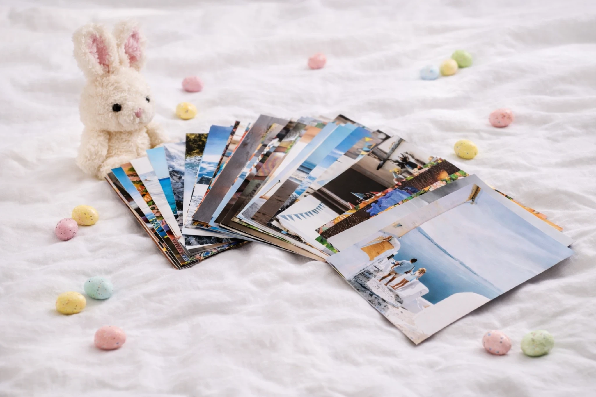 Pessoa segurando Fotolivro com foto em preto e branco de mãe beijando o filho recém-nascido, com o nome Pedro Henrique escrito na imagem