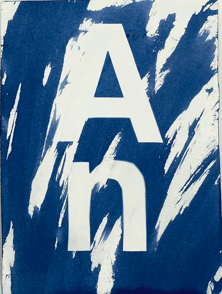 Experimentelle Typografie im Cyanotypie-Verfahren: Buchstaben C, Y, A, N in Helvetica als grafisches Designelement im Blaudruck.