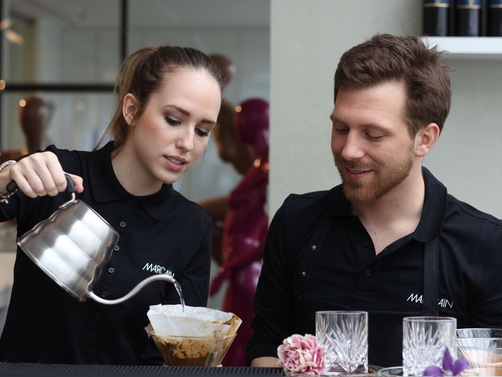 Barista-Team mit Siebträgermaschine am Messestand
